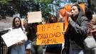 Activistas protestan afuera del Senado por sacrificio de gallina en el recinto