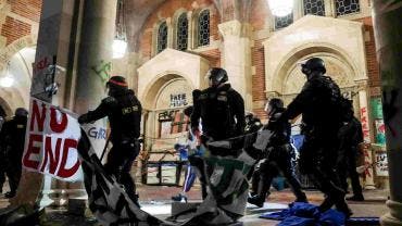 UCLA: estudiantes propalestinos dicen que la universidad no los protegió durante el desalojo